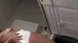 سترشي اتينا التبول وفرك خطف ضيق لها.