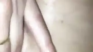 شرموطة مصرية طيزها كبيرة بتلعب بكسها