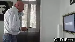 رجل كبير ينيك ابنة صديقه المراهقة