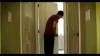 الام الممحونة تساعد ابنها العاري في الحمام على تهدئة زبه المنتصب