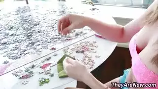 يشعر ديك راحة كبيرة في بوسها