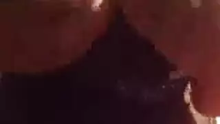 موزة عراقية روعة تفعص بزازها اللوز قدام الكام