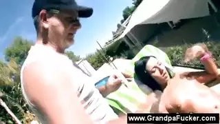عشيق صغير ذو بشرة مشمسة يستمتع بكرات القذف القديمة