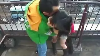 انها تمتص بشدة على قضيبي