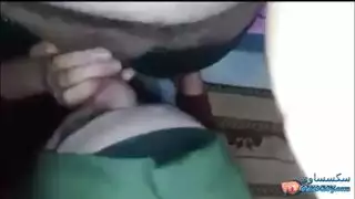 بنت محجبة عربية بتمارس الجنس الفموي وهي في حالة هياج