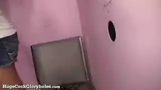 شقراء جامدة تمص الزب في غرفة تغيير الملابس بالمحل