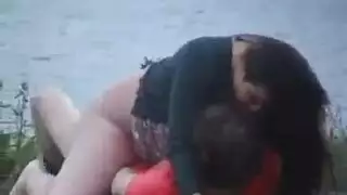 شرموطة مربربة تركب زبر صديقها على شاطئ البحيرة