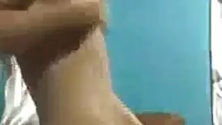 الأولاد في سن المراهقة يرقصون في نادي اللياقة البدنية.