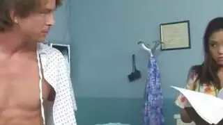فرخ الآسيوية قرنية يلعب مع كس بالنسبة لك.