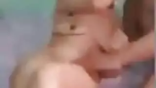 جوز نسوان مع واحد خول بيبعصوا طيزو علشان زبرو يقوف