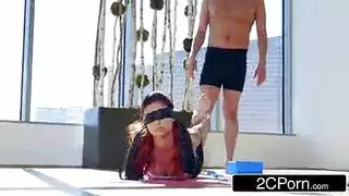 فتاة جميلة مارس الجنس في الجزء الخلفي من بوسها