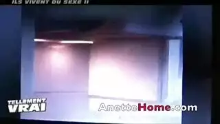 بنات فيها زنبور