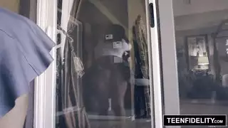 مؤخرتها الكبيرة تجعلني أعشقها
