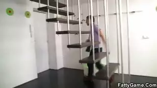 BBW تلعب مع صدرها الكبير في السرير.