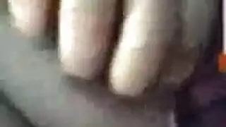 لطيف الأصابع عارية مثير امرأة سمراء.