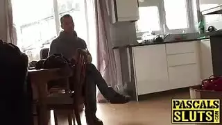 لعب فاتنة شقراء في حمام السباحة