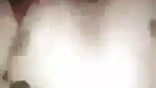 خجول فتاة تغش على رجل مع حزام.
