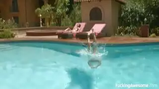 تذهب إلى المرحاض فوق هذا الرجل