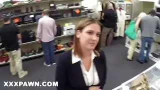 انه يعطي الكثير من المال لهذا لاتينا مع كس الرطب