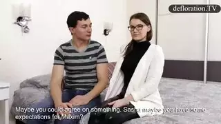 تمتص هذه المرأة الشابة القضيب للمرة الأولى