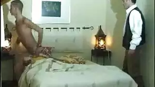 يمص زب خاله و هو بالبوكسر ثم يتركه ينيكه في الطيز