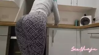 تقوم بتنظيف الحمام الفارغ ويريد صديقها ممارسة الجنس معها