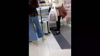 مثير الناضجة في ثوب أزرق مما تظاهر