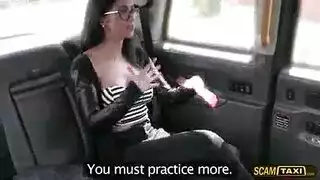 الجنس في سيارة أجرة مع عميل امرأة سمراء يرتدي نظارات