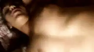 زوجان من الرجال يستعدون لممارسة الجنس مع نفس الفتاة