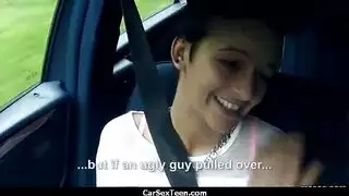 فتاة شابة تلعب كس والحمار في الجزء 5 السيارة.