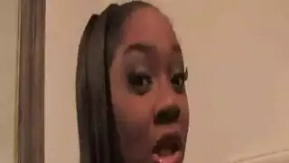 كومينغ في ثوب أبيض وكومينغ على وجهي مع هزاز.