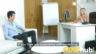 شقراء مع أسفل الثابت يحتاج التقبيل بين ساقيها