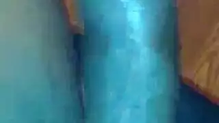 رجل يعطي أسود كبير الصدر سقف وجهة نظر