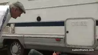 ثلاث فرنسيين ينيكون قحبة شعرها احمر في كسها وطيزعا
