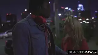 يدخل القضيب الأسود فمها الآن