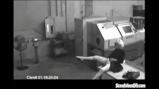 امرأة سمراء تقبل كس شقراء حتى وصول السترة