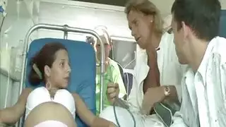 شرموطة حامل في الاسعاف بتمص وسكس جماعي