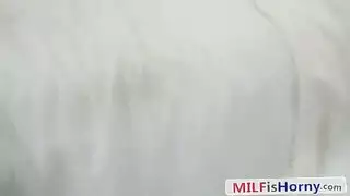 سيدة مع شعر في كس يريد اختراقه في عمق ما تستطيع
