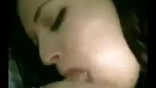 مراهق حساس إعطاء رأس في الحديقة.