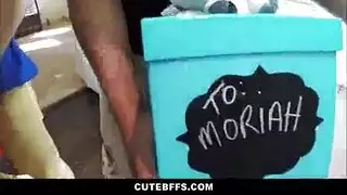 فتاة في سن المراهقة استمناء