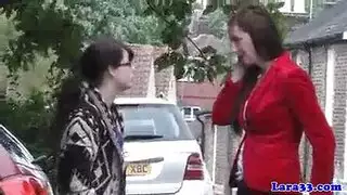 ناضجة تلميذة بريطانية تجريد أسفل على طاولتها