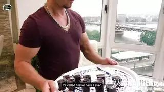 يدخل سرير شابة ويريد أن يلعب لعبة الجنس