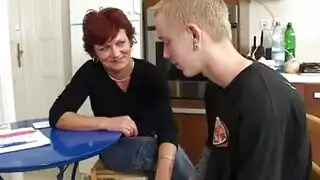 صبي طالب قرنية يظهر قبالة قضيبه والديك مشعر