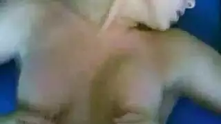 الشقراء الهواة في سن المراهقة تجريدها على كاميرا الويب الخاصة بها