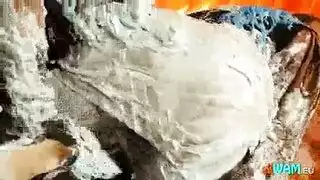 مثليات سمراء أنيق اللعب الهرات في الهواء الطلق