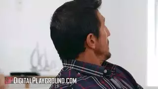 الشقراء تمسك ذكرها عندما يمارس الجنس مع امرأة سمراء