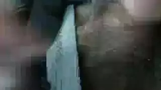 سرياء سمراء الكمامات والداعر على كاميرا ويب.