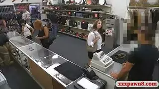 من الخلف الحمار يبدو لطيفا جدا