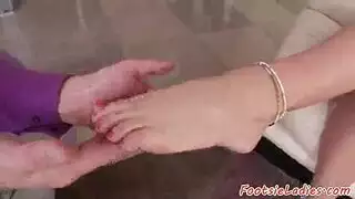 يقلعها الكعب العالي ويلحس قدمها المثيرة
