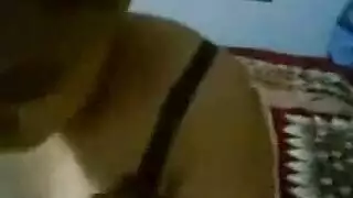 تمص زبره الاسمر ويبعبصها في كسها المبلول